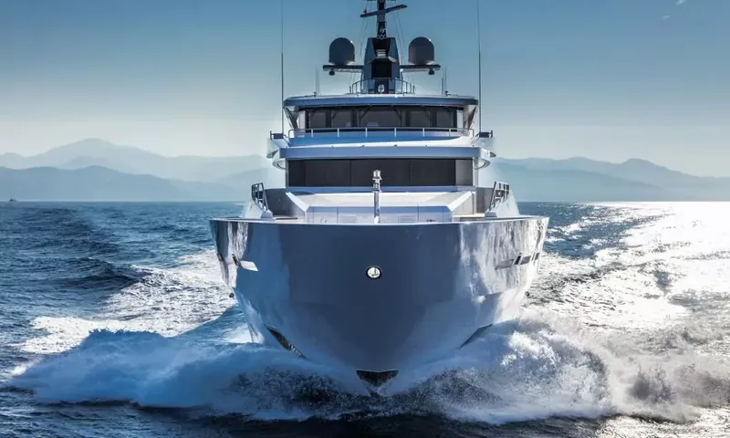 Suerte: Bow view of a superyacht cutting through waves at speed