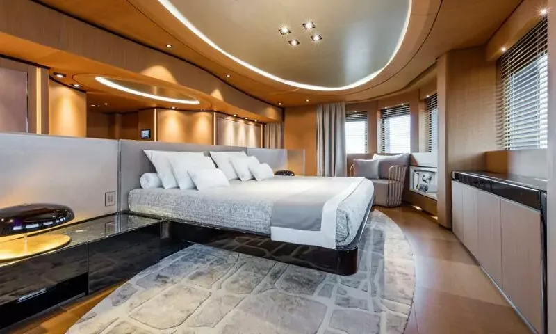 Suerte: Spacious cabin with large double bed, curved ceiling, armchair by windows and patterned rug