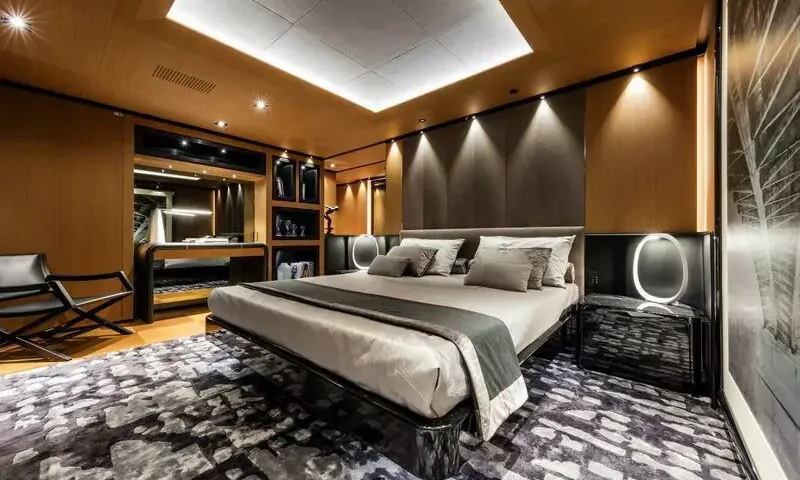 Suerte: Double cabin with padded headboard wall, ring lamps, dark patterned carpet and desk