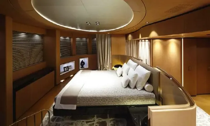 Suerte: Cabin with large bed, white pillows, warm wood panelling and shaded windows
