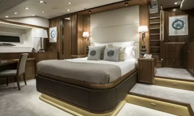 Twilight: Cabine grande com cama de casal, escrivaninha, painéis de madeira e escada