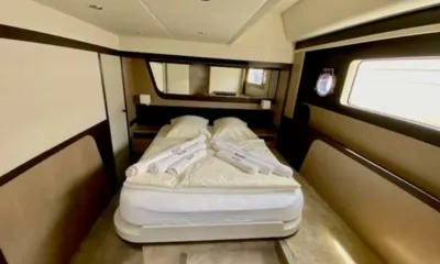 Vardo: Cabina doppia con letto centrale, asciugamani disposti, specchio e finestra sullo scafo