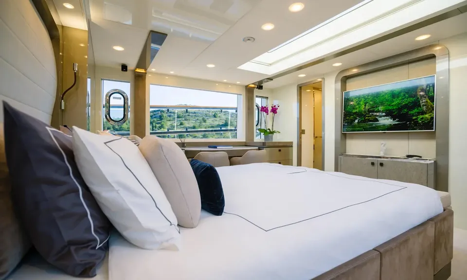 Vivaldi, 2018 Monte Carlo Yachts MCY 96, photo 7
