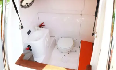 X2K: Lavabo branco compacto com vaso sanitário e pia dentro do console