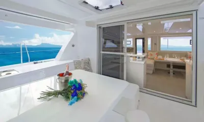 Billy: Mesa do cockpit de popa com flores e balde de gelo ao lado das portas deslizantes do salão