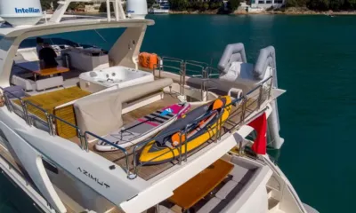 Amazing Grace: Flybridge com hidromassagem, prancha de stand up paddle, caiaque inflável e escorregador preso na popa