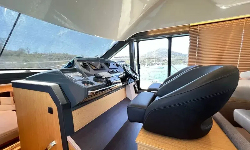 Bavaria Fly: Lower helm station with dashboard, steering wheel and black leather pilot seat
