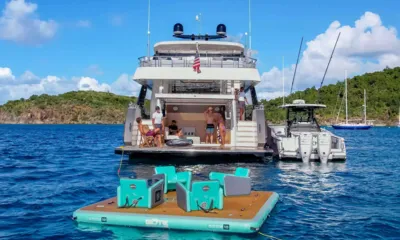 Chillaxin: ヨットの後方に浮かぶ、ラウンジチェア付きの膨張式ドック。船尾にゲスト、横にテンダーが付いている