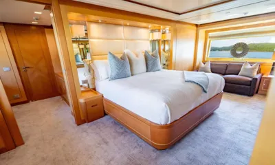Lovebug: Ampia cabina con letto king size, testiera imbottita, divano e ampia finestra sul mare