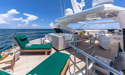 Mirracle: Deck solar com espreguiçadeiras verdes, jacuzzi, banquetas de bar e posto de comando sob um hardtop