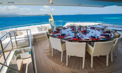 Pure Bliss: Mesa de jantar redonda ao ar livre posta para uma refeição com cadeiras de vime e vista para o mar