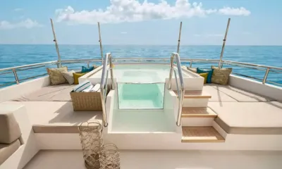 Romeo Foxtrot: Jacuzzi com laterais de vidro e degraus entre colchonetes de sol estofados com vista para o mar