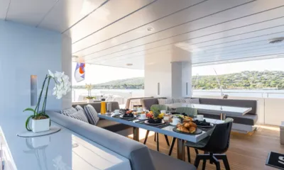 S7: Mesa de café da manhã em um deck de popa sombreado com vista para o mar e as colinas