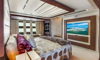Scarlett: Cabine principal com cama grande, manta de pelo, televisão de parede e área lounge junto às janelas