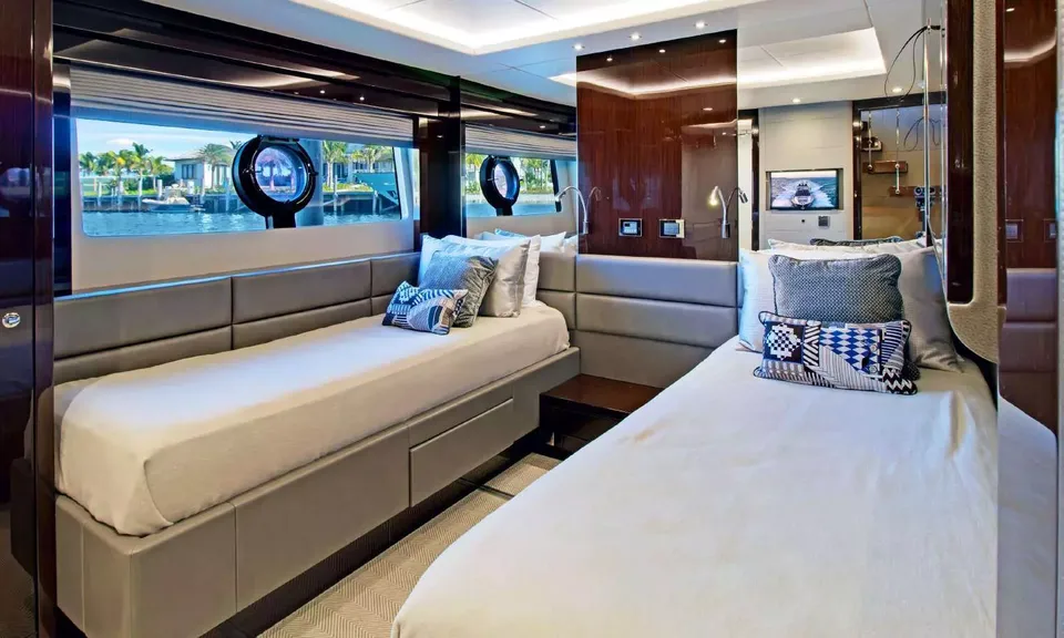 Synergy, 2017 Sunseeker 86 Yacht, photo 4