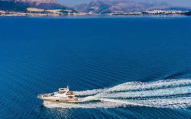 Karat II von Azimut – privater Motoryacht Charter in Split
