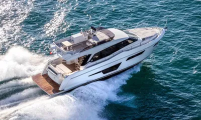 Roch Antonio: Vista aerea di uno yacht a motore bianco in navigazione con flybridge e piattaforma bagno in teak