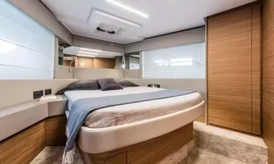 Silver: Cabine com cama de casal, manta cinza, guarda-roupa de madeira e longas janelas de vidro fosco
