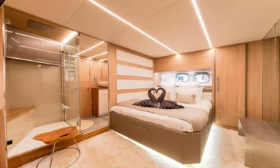 All we need: Cabine dupla com cisnes de toalha na cama e banheiro privativo com paredes de vidro