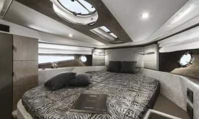 Anphica: Cabina di prua con grande letto matrimoniale a motivi, osteriggi sul soffitto e oblò