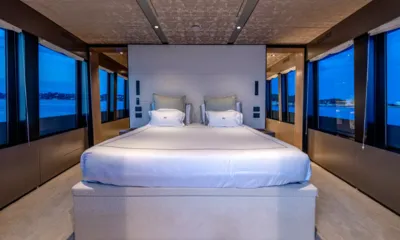 Kokonut's Wally: Cabina con letto matrimoniale centrale e finestre su entrambi i lati