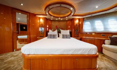 Lady Yousra: Cama de casal em uma cabine revestida de madeira com um detalhe circular iluminado no teto e um espelho