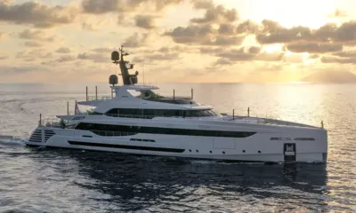 Lel: Superyate blanco navegando al atardecer sobre un mar dorado en calma