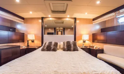 Mr M: Cabina doppia con letto grande, cuscini in pelliccia, lampade da comodino e pannelli in legno