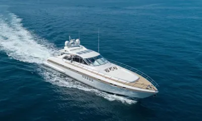 Mr M: Vista dall'alto dello yacht a motore bianco che sfreccia sul mare blu intenso lasciando una scia