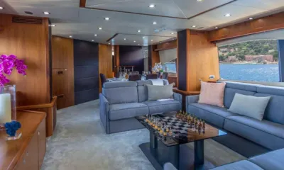 Mr Sea: Salone con divani blu grigio, scacchi sul tavolino e zona pranzo oltre