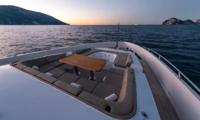 Quantum H: Lounge sul ponte di prua con sedute incassate, tavolo e jacuzzi al crepuscolo tra i promontori
