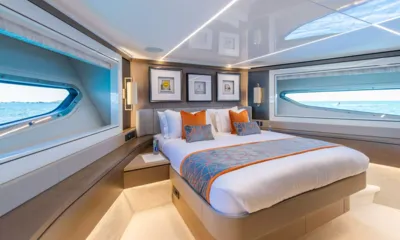 Wyldecrest: Cabina doppia luminosa con quadri incorniciati sopra il letto e lunghi finestrini nello scafo su entrambi i lati