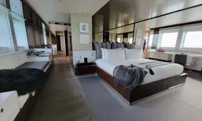 Knight: Cabine espaçosa com grande cama de casal, assento junto à janela, escrivaninha e janelas amplas