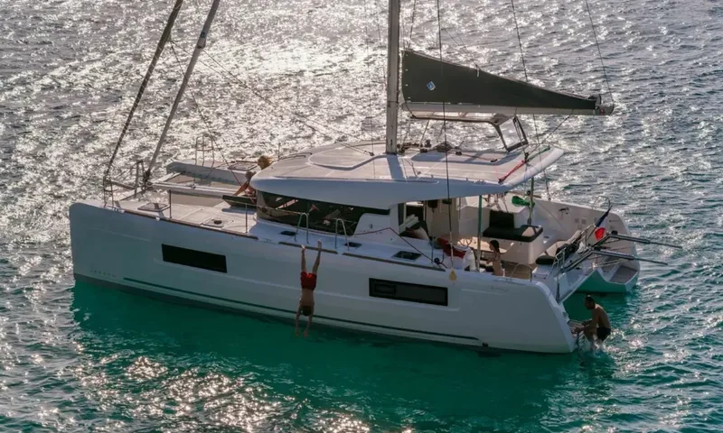 Lagoon 400 image 2