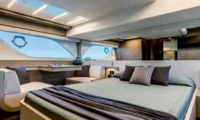 El Petas: Cabine principal com cama de casal grande, sofá, escrivaninha e amplas janelas no casco com vigias