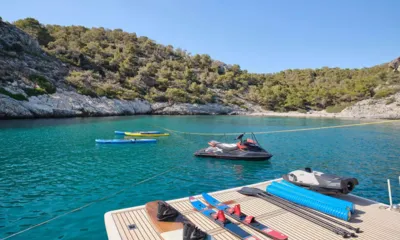 Estia Yi: Esquis aquáticos, wakeboard e scooter subaquático no convés com jet ski e pranchas de remo em uma enseada