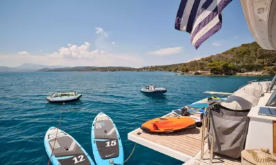 Kimata: Pranchas de stand up paddle, boia rebocável, bote auxiliar e scooter subaquático na plataforma de popa