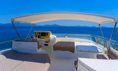 Sofia D: Comando do flybridge sob um toldo com colchonetes de sol e vista para o mar
