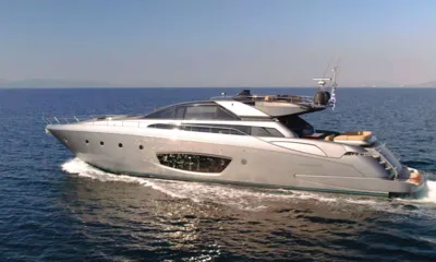 Greece: 穏やかな青い海を航行するシルバーのモーターヨットの側面