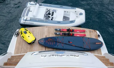 Alexander M: Piattaforma di poppa con tavola da SUP, sci nautici e scooter subacqueo accanto a un tender gonfiabile