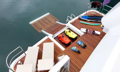 Far Far Away: Piattaforma di poppa in teak con scooter subacquei, wakeboard, tavola da SUP, attrezzatura da snorkeling e lettini