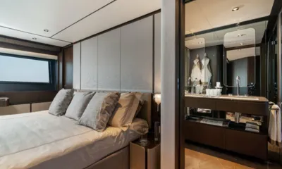 Vittoria: Camarote doble con ventana grande y baño privado abierto con dos lavabos y albornoces