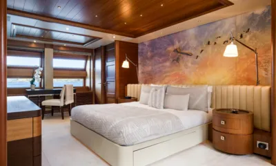 Balista: Cabine grande com cama de casal, parede com mural, luminárias de leitura e escrivaninha junto às janelas
