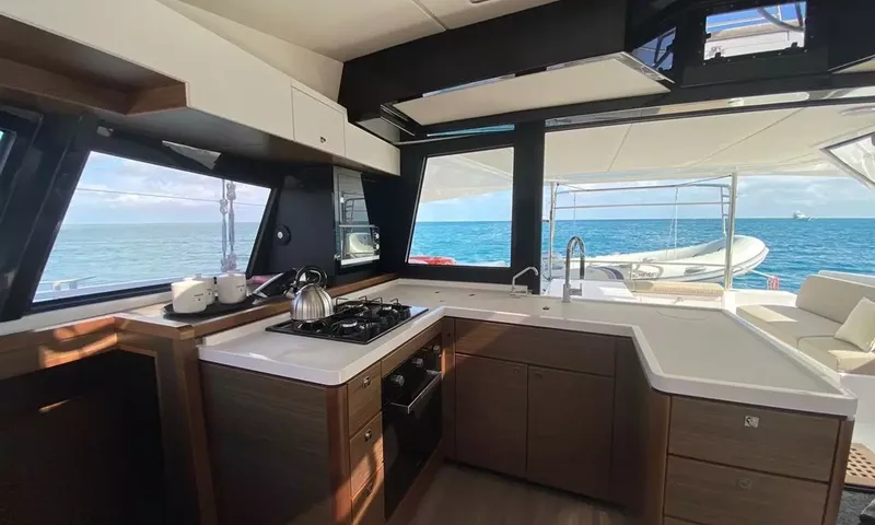 Sea Spirit 3: Cozinha em formato de U com cooktop e pia com vista para o cockpit e o mar