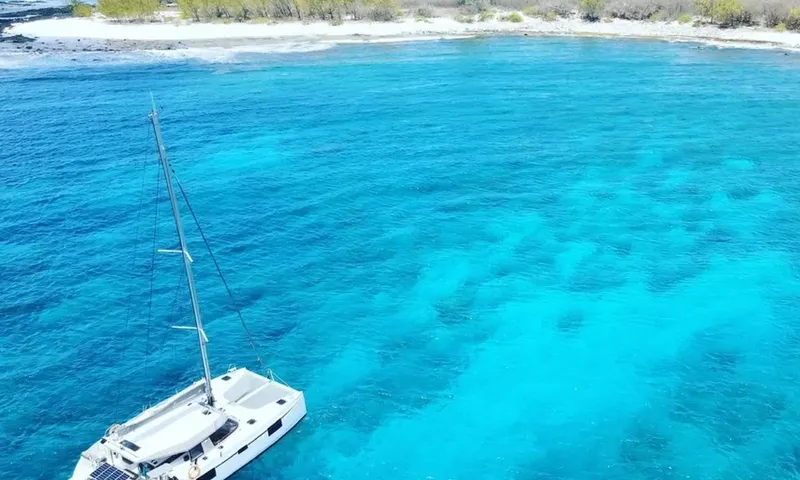 Sea Spirit 3: Catamarã visto de cima em águas turquesa brilhante perto de uma orla arenosa