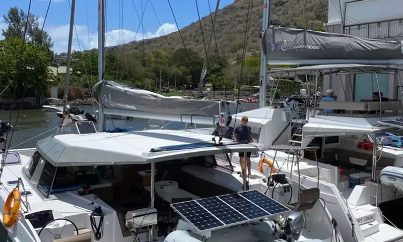 Sea Spirit 3: Catamarãs atracados lado a lado em uma marina com painéis solares na popa