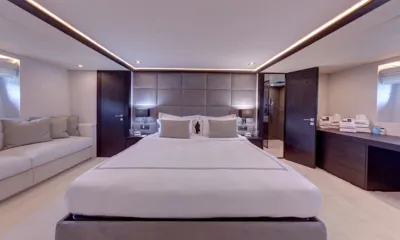Benik: Cabine grande com cama de casal, cabeceira estofada, sofá e porta aberta para o banheiro