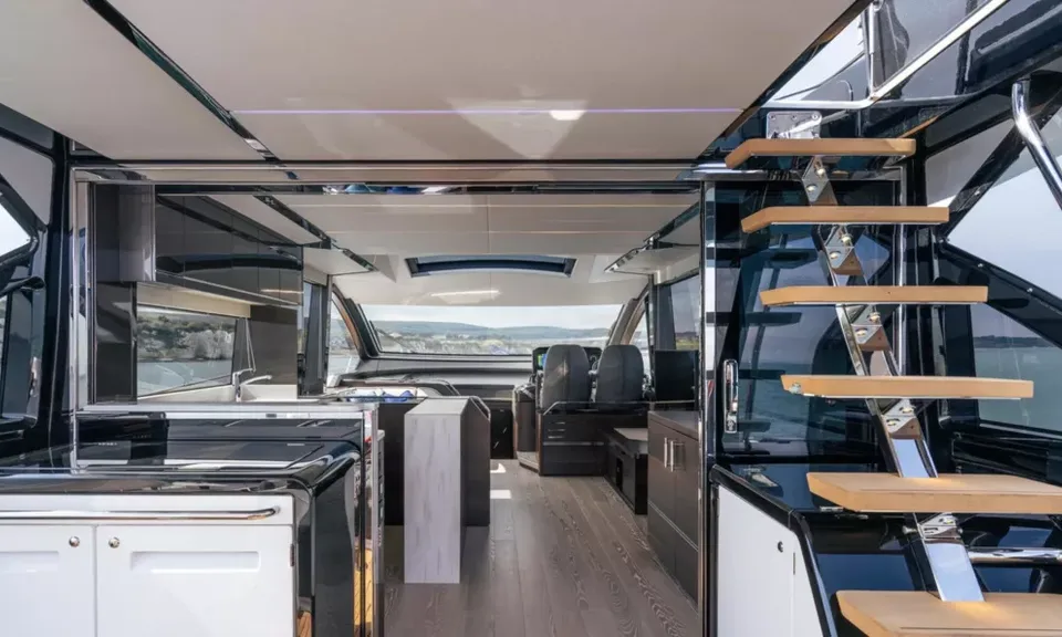 Forza, 2021 Sunseeker 65 Sport Yacht, photo 5