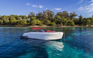 Get Lucky by Mazu – Private Power Boat Charter in France