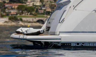 Mikel Angelo: Due scooter subacquei appoggiati sulla piattaforma di poppa dello yacht